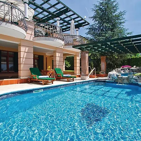 Amazing In With 7 Bedrooms, Wifi And Outdoor Swimming Pool Porec