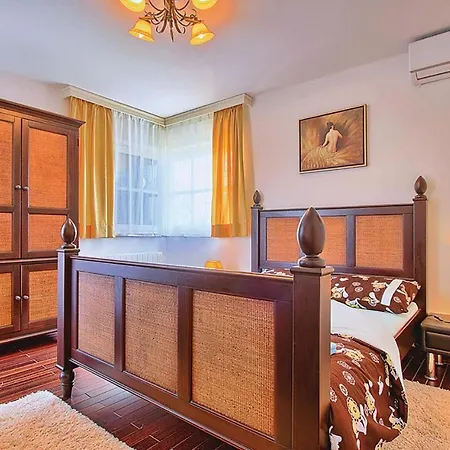 Amazing In With 7 Bedrooms, Wifi And Outdoor Swimming Pool