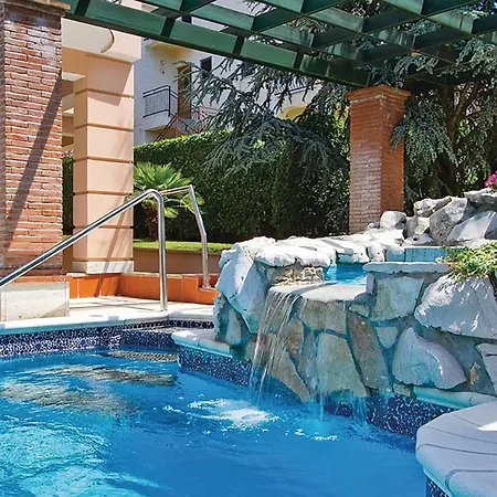 Amazing In With 7 Bedrooms, Wifi And Outdoor Swimming Pool Holiday home *