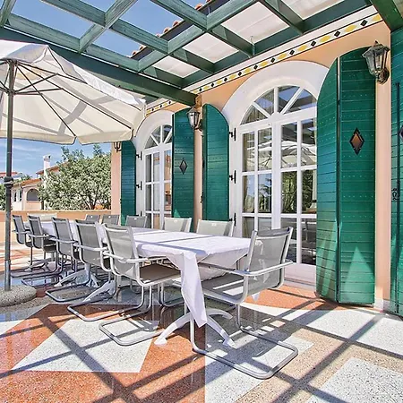 Amazing In With 7 Bedrooms, Wifi And Outdoor Swimming Pool Holiday home Porec