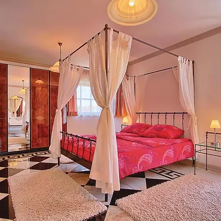 Amazing In With 7 Bedrooms, Wifi And Outdoor Swimming Pool Holiday home Porec