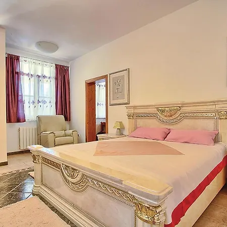 Amazing In With 7 Bedrooms, Wifi And Outdoor Swimming Pool *