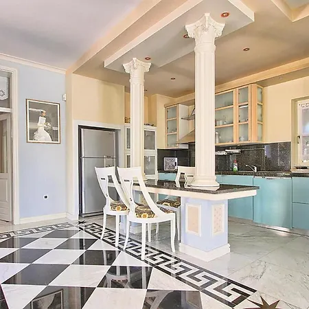 Amazing In With 7 Bedrooms, Wifi And Outdoor Swimming Pool Holiday home