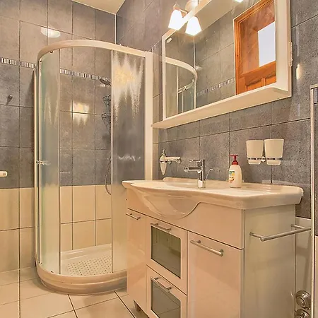 Amazing In With 7 Bedrooms, Wifi And Outdoor Swimming Pool Holiday home Porec