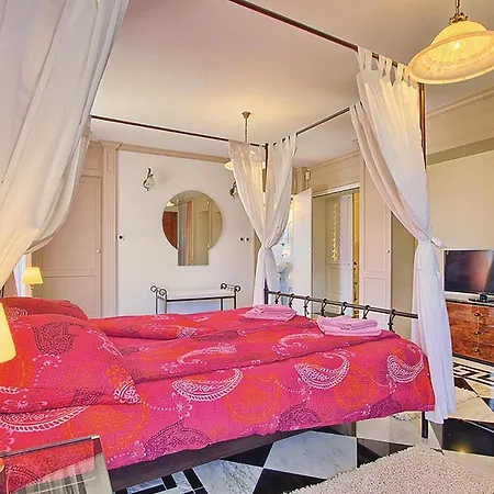 Amazing In With 7 Bedrooms, Wifi And Outdoor Swimming Pool Holiday home