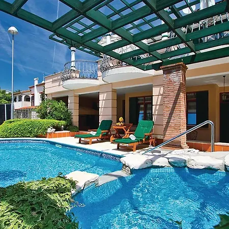 Amazing In With 7 Bedrooms, Wifi And Outdoor Swimming Pool Holiday home
