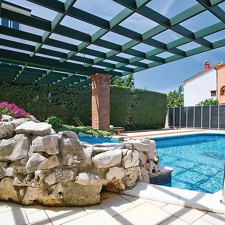 Amazing In With 7 Bedrooms, Wifi And Outdoor Swimming Pool Holiday home