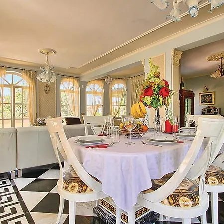 Amazing In With 7 Bedrooms, Wifi And Outdoor Swimming Pool Holiday home *